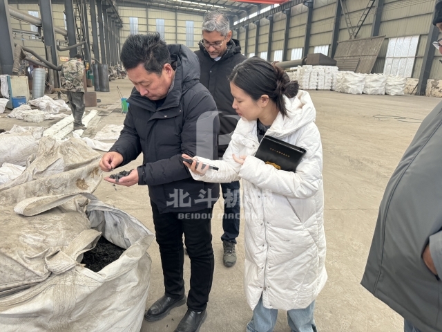 玻利維亞客戶深入考察：紡織品廢料炭化設(shè)備展實(shí)力