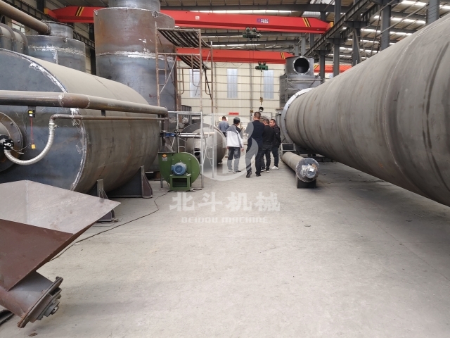 炭化設(shè)備高效節(jié)能,引得客戶來考察